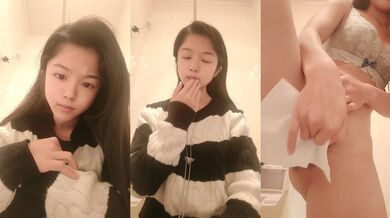 素颜小妹露脸在狼友的调教下慢慢脱光衣服展示，全程露脸互动撩骚，上哥厕所的功夫把手指抠进骚逼精彩又刺激